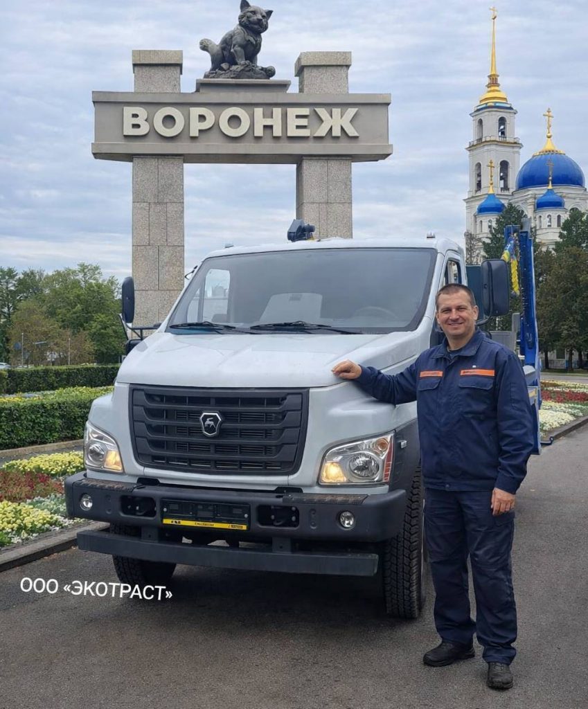 сотрудник компании экотраст около бункеровоза